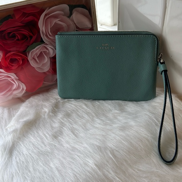 Coach leather Wristlet, EUC - Picture 2 of 5